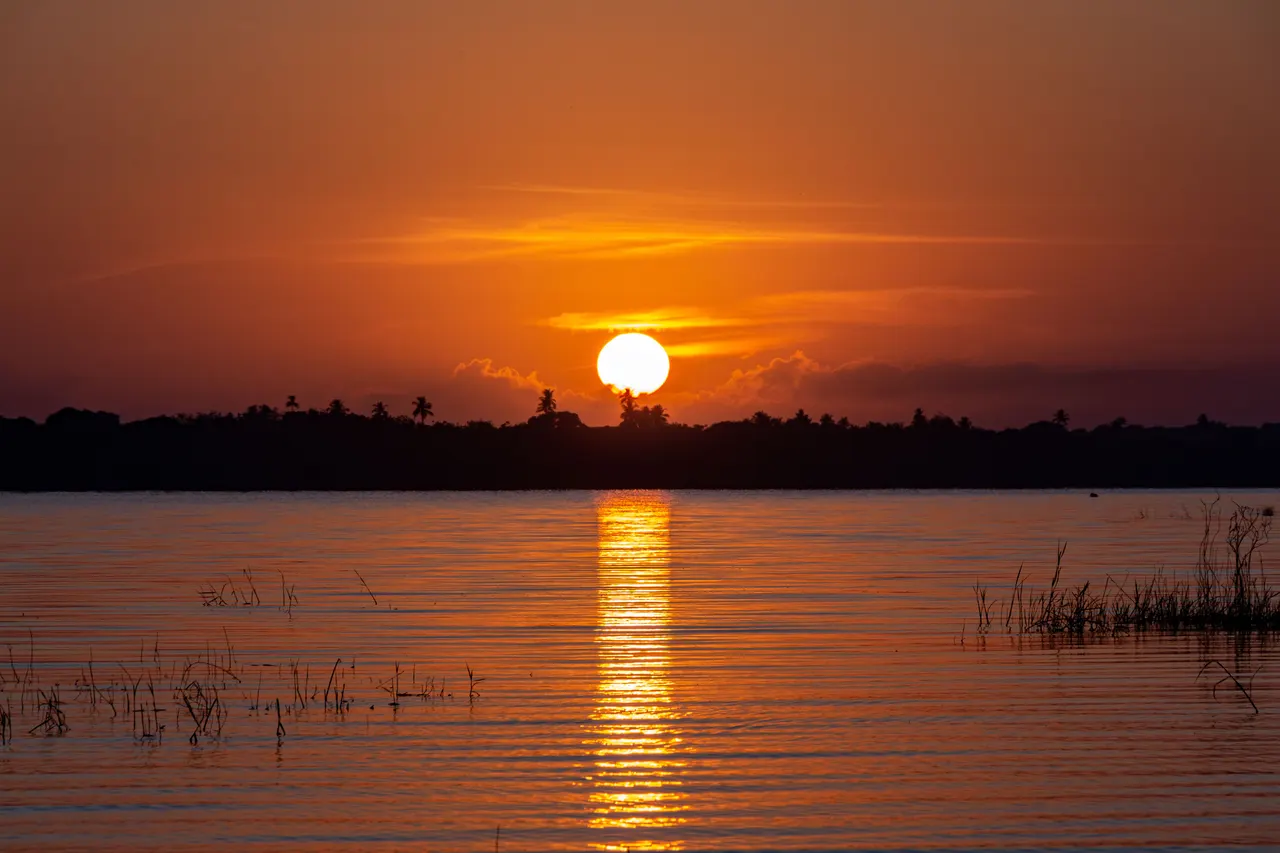 Lagoa ao pôr do sol em Jericoacoara, no Ceará
